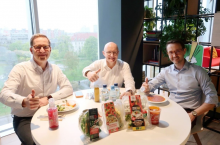 Obiady czwartkowe na stole w Żabce. Od lewej: Przemysław Kijewski (dyrektor ds. operacyjnych Żabka Polska), Adam Manikowski (CEO Żabka Polska) i Jerzy Roguski (CCO Żabka Polska) - fot. Adam Manikowski/ LinkedIn