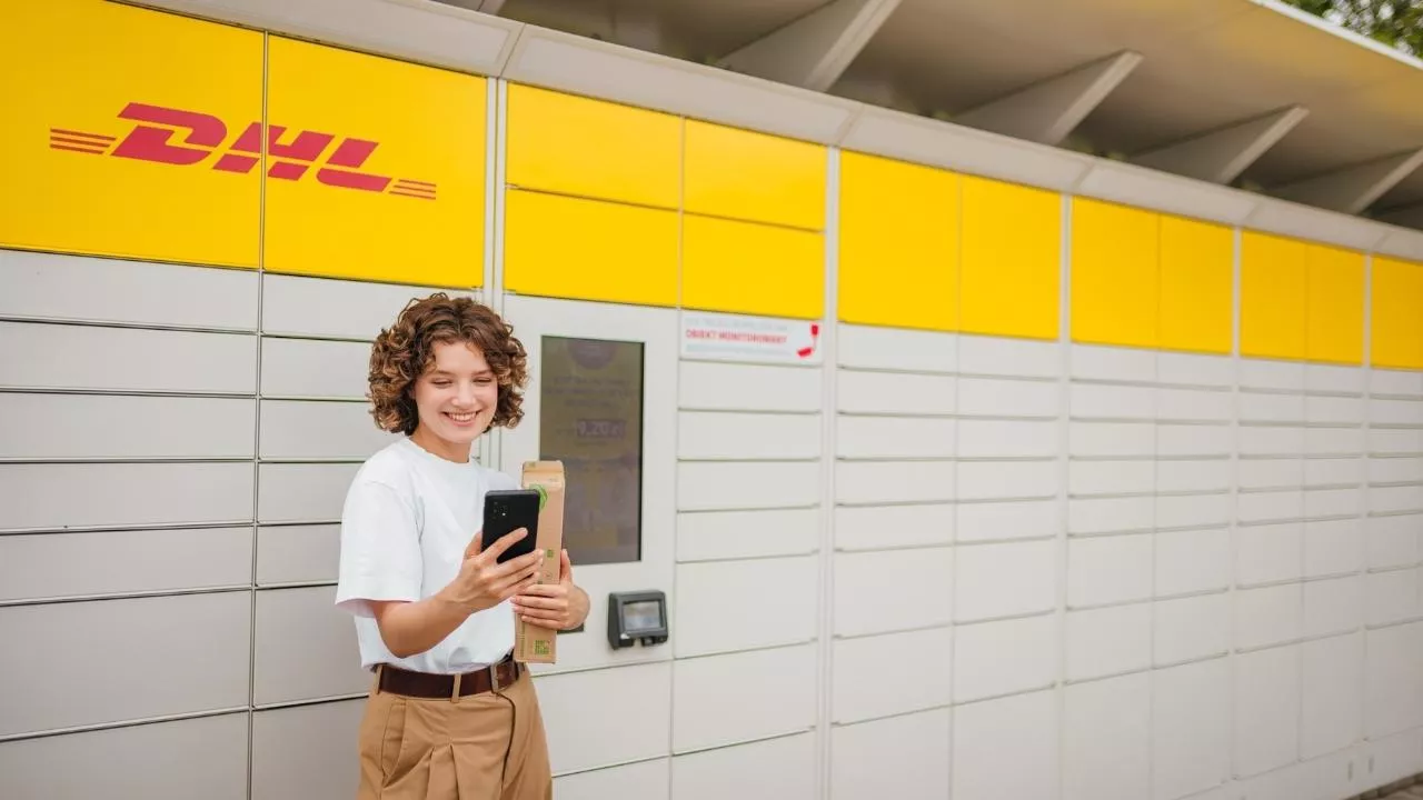 DHL upraszcza proces zwracania towarów zakupionych online (fot. mat. prasowe)