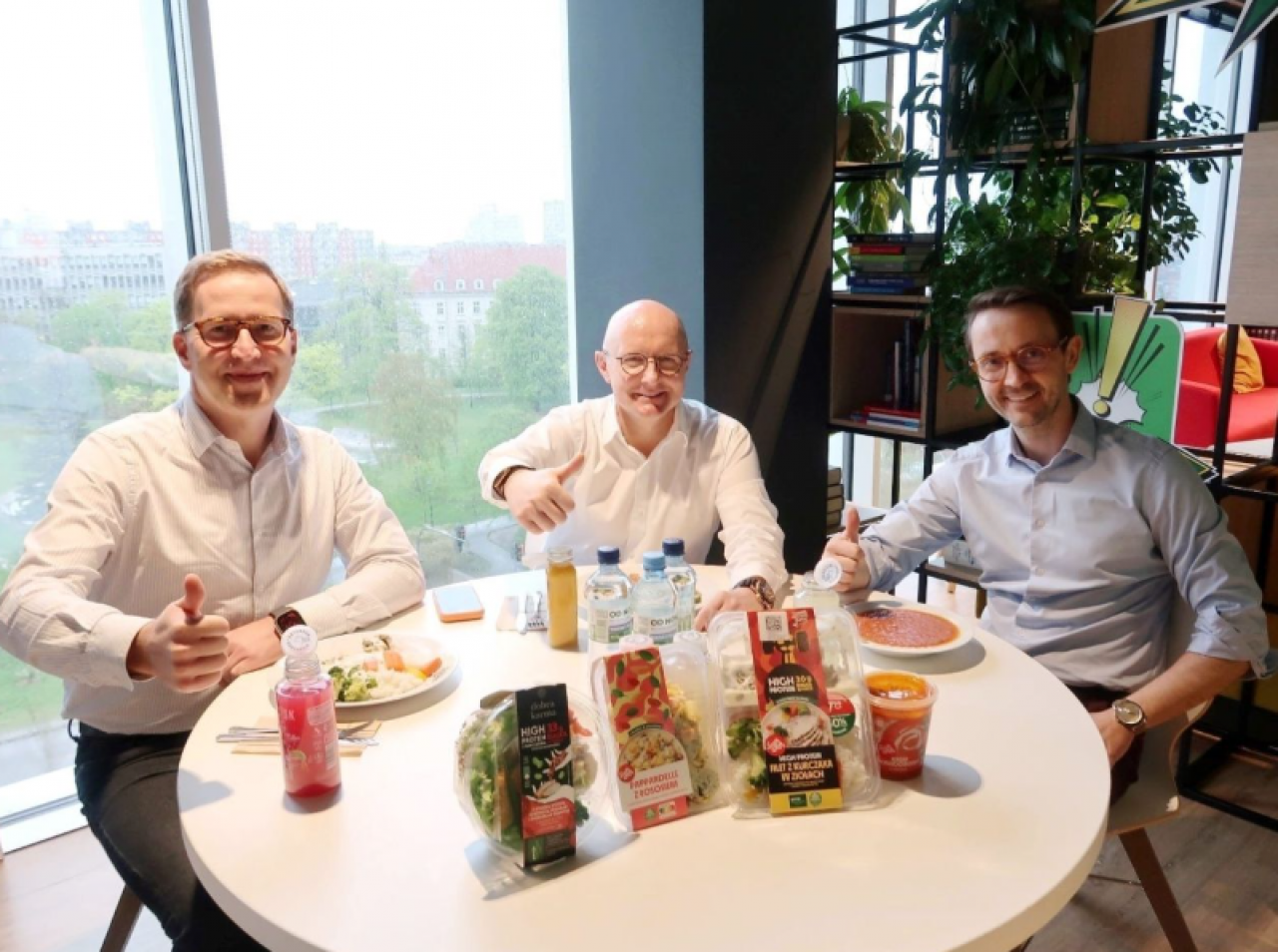 Obiady czwartkowe na stole w Żabce. Od lewej: Przemysław Kijewski (dyrektor ds. operacyjnych Żabka Polska), Adam Manikowski (CEO Żabka Polska) i Jerzy Roguski (CCO Żabka Polska) - fot. Adam Manikowski/ LinkedIn