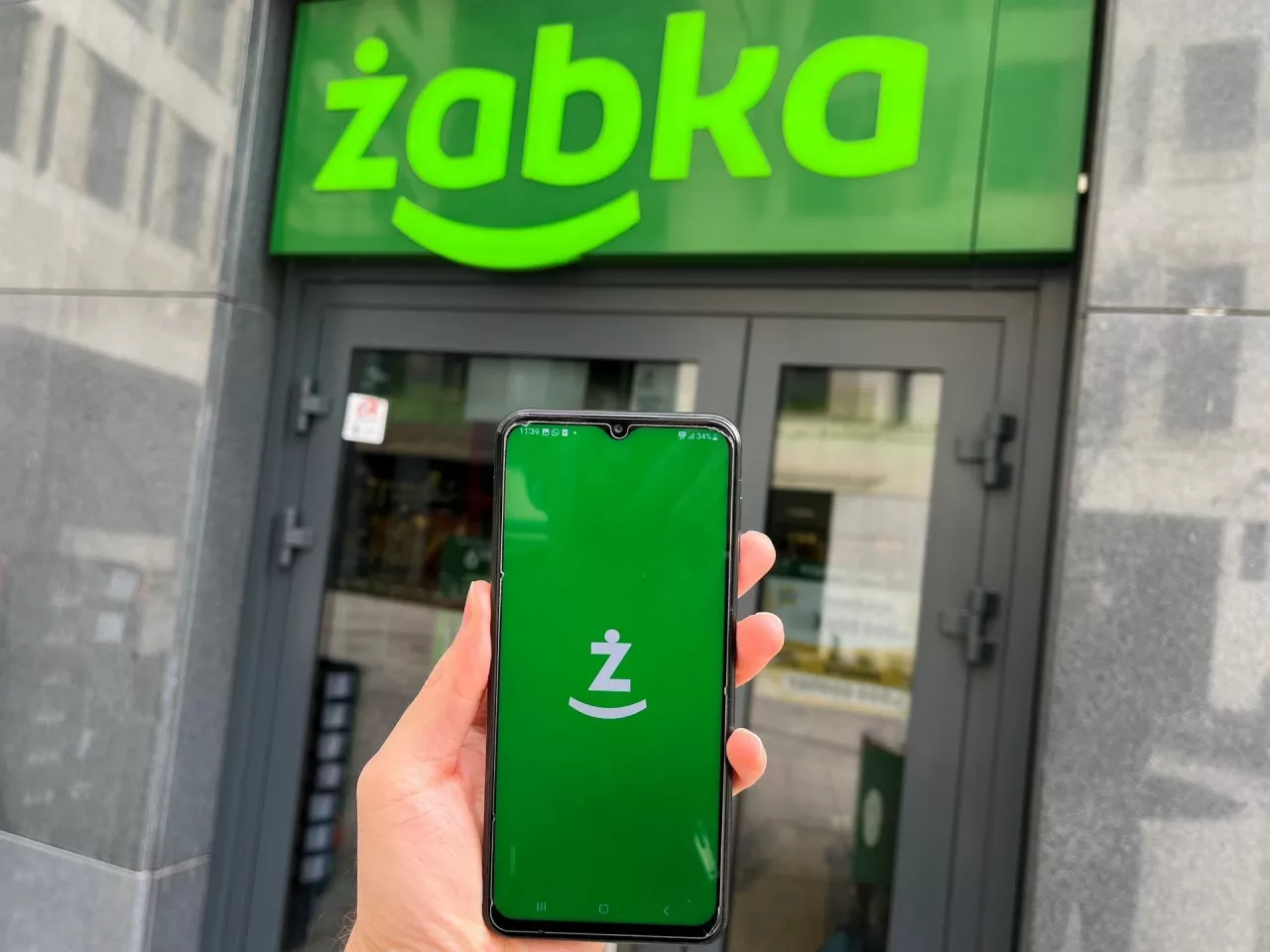 Żabka właśnie wzbogaciła swoją aplikację o nową funkcjonalność: elektroniczny paragon (fot. Żabka Polska)