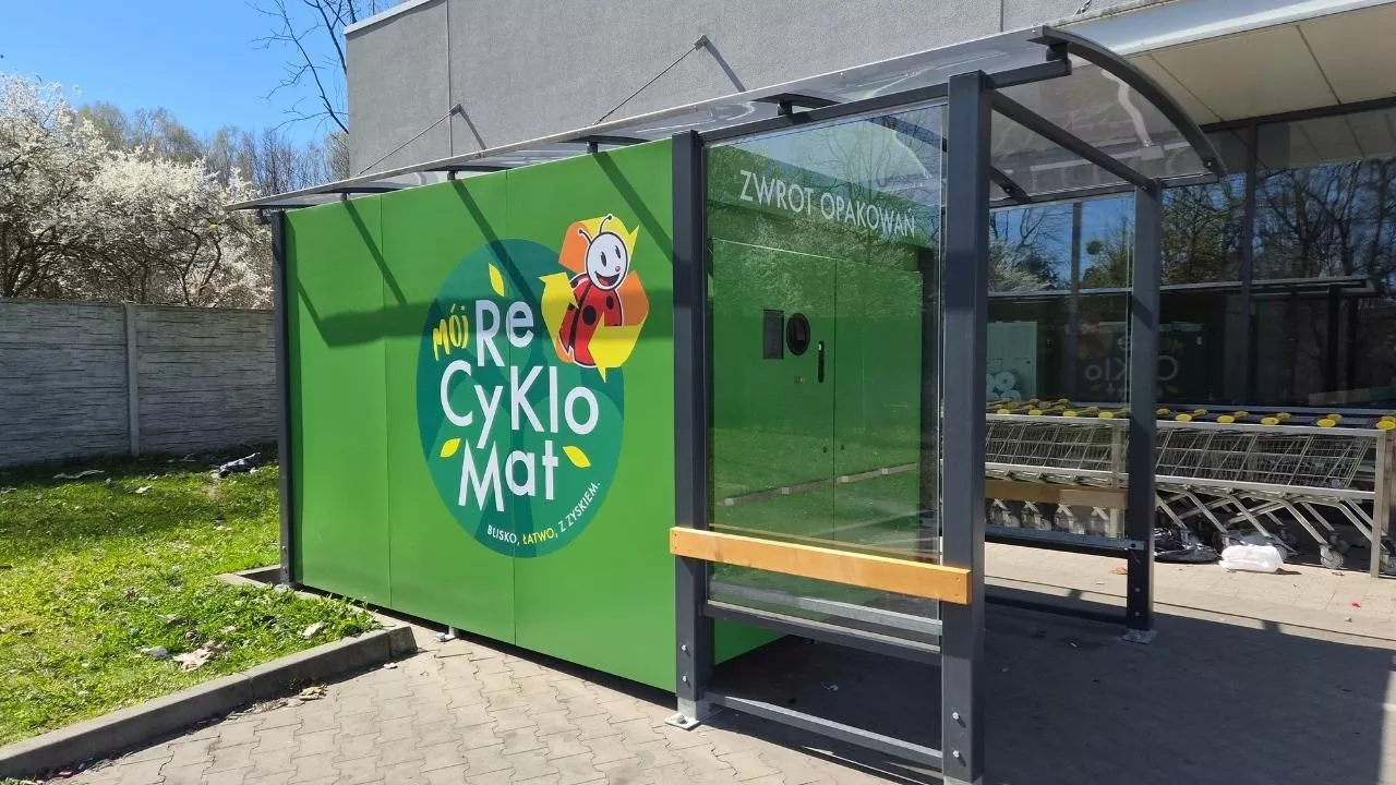 Biedronka posiada obecnie przeszło 3,5 tys. recyklomatów w Polsce (fot. Shutterstock)