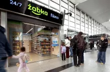 Pierwsza Żabka Nano na lotnisku (fot. mat. prasowe)