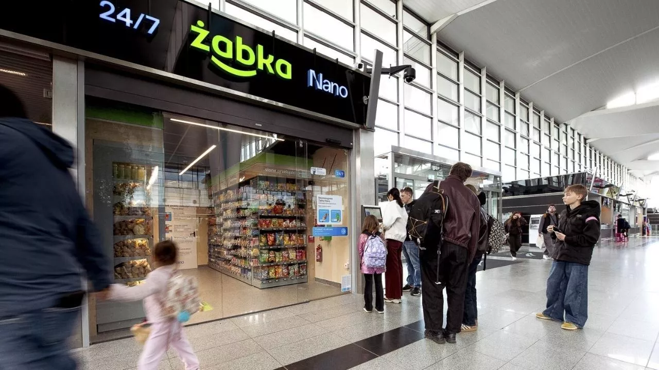 Pierwsza Żabka Nano na lotnisku (fot. mat. prasowe)