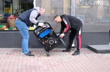 Na zdj. generator prądu rozstawiany przed sklepem w Kijowie (fot. Doroznik/Shutterstock)