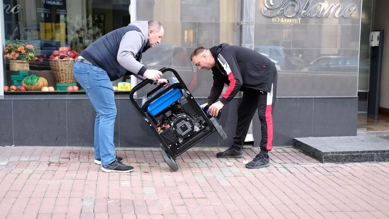 Na zdj. generator prądu rozstawiany przed sklepem w Kijowie (fot. Doroznik/Shutterstock)