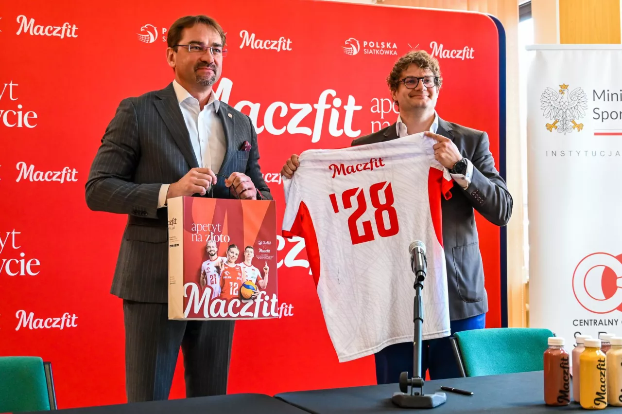 Sebastian Świderski, prezes PZPS (z lewej) oraz Jakub Stefański, członek zarządu Maczfit. (fot. Maczfit)