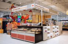 Kaufland wprowadza do wybranych sklepów stoiska z sushi przygotowywanym na miejscu (fot. Kaufland, Linkedin)