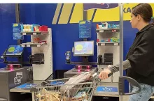 Lidl Polska ma już 5900 kas samoobsługowych. Ile to kasy XXL? (fot. Shutterstock)