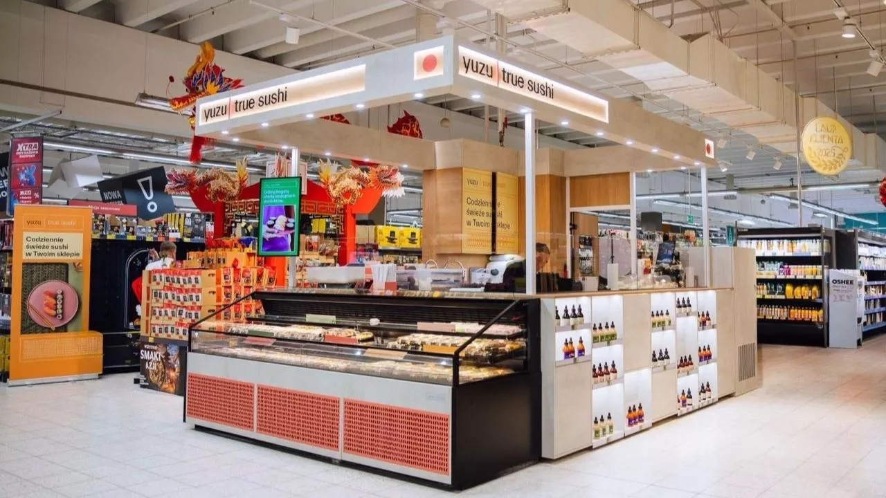 Kaufland wprowadza do wybranych sklepów stoiska z sushi przygotowywanym na miejscu (fot. Kaufland, Linkedin)