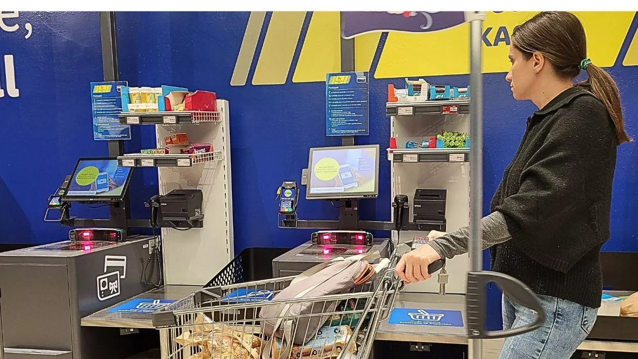 Lidl Polska ma już 5900 kas samoobsługowych. Ile to kasy XXL? (fot. Shutterstock)