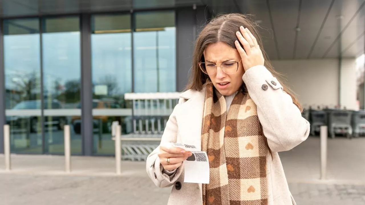 Czy tak muszą wyglądać miny Polaków po zakupach? (fot. Shutterstock/zdjęcie iliustracyjne)