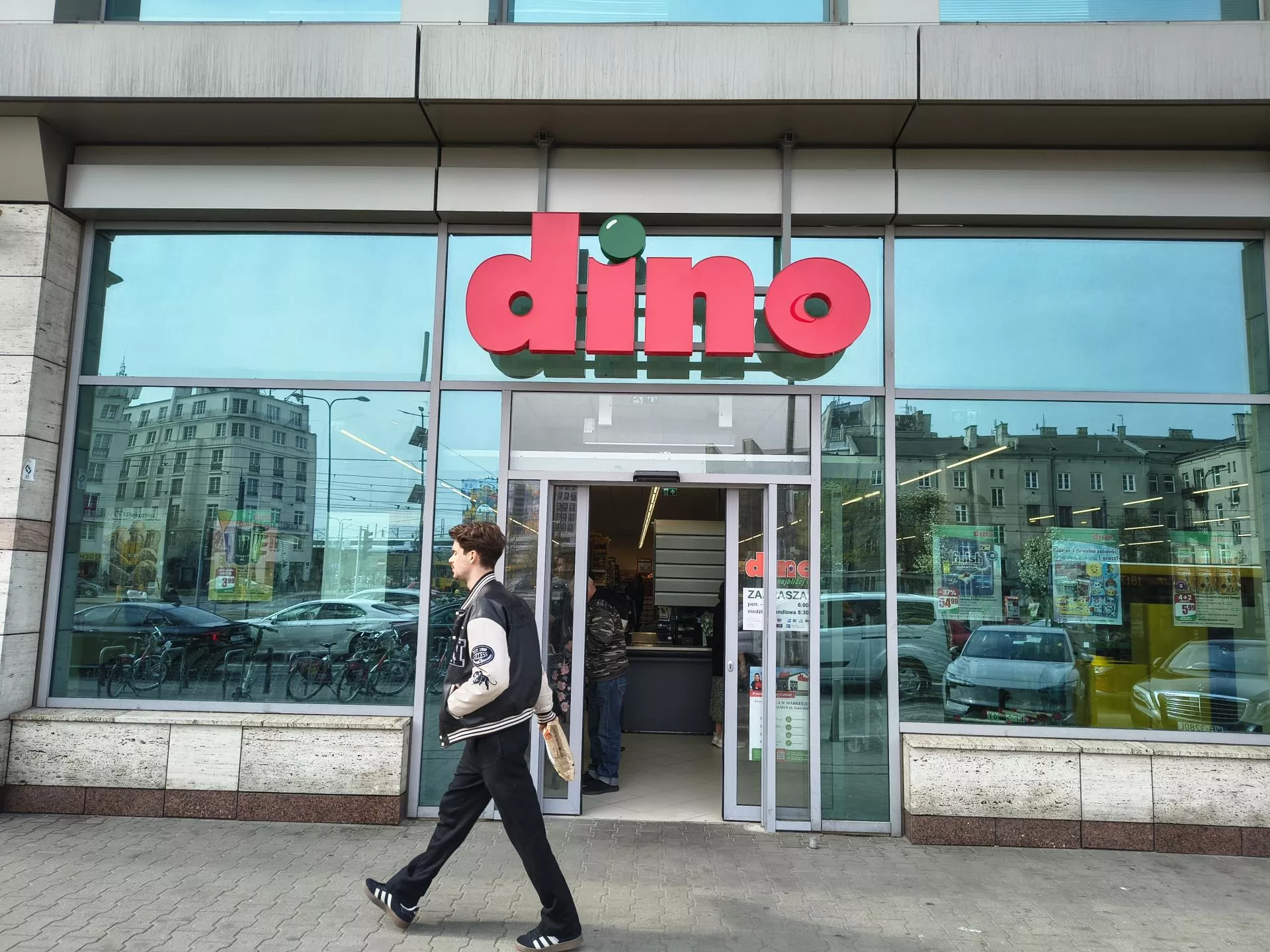 Dino wskakuje na falę. Sieć walczy o klientów i rośnie szybciej niż rynek mimo deflacji