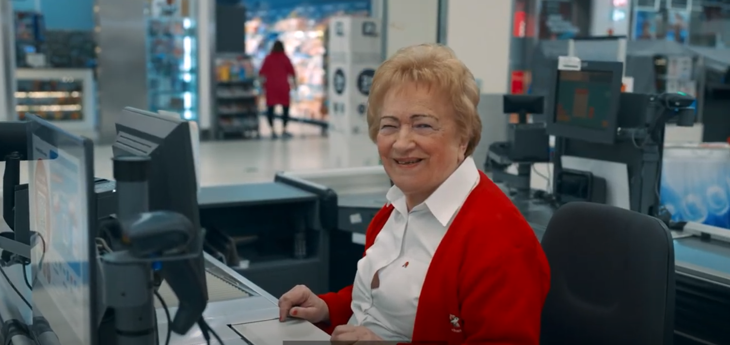 Fenomen Auchan: ponad połowa pracowników w firmie od minimum dekady