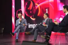 Rafał Brzoska (po lewej) i Marcin Kuśmierz (po prawej) w trakcie debaty na konferencji Impact (fot. InPost, Linkedin)