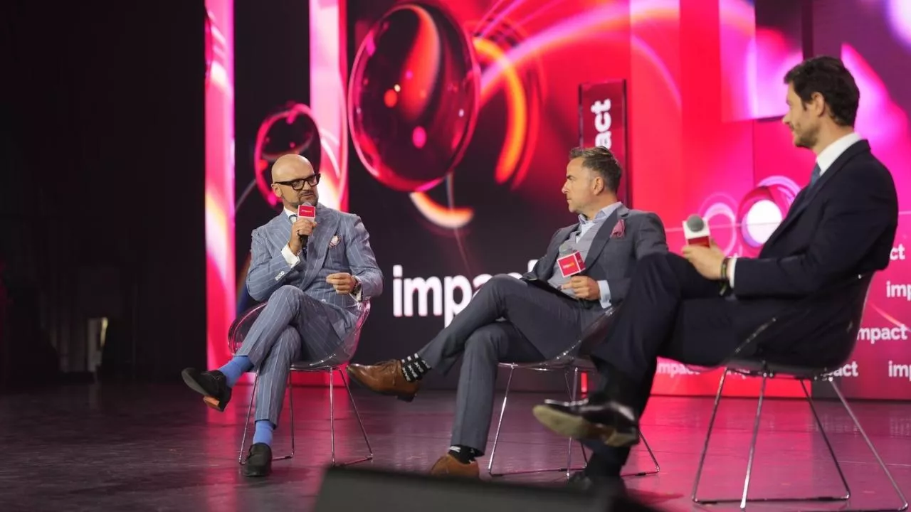 Rafał Brzoska (po lewej) i Marcin Kuśmierz (po prawej) w trakcie debaty na konferencji Impact (fot. InPost, Linkedin)