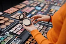 Tusz do rzęs obok kiełbasy. Beauty rośnie w marketach (fot. Shutterstock)