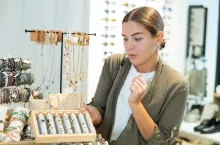 Badania laboratoryjne ujawniły toksyczne metale w biżuterii (fot. Shutterstock)