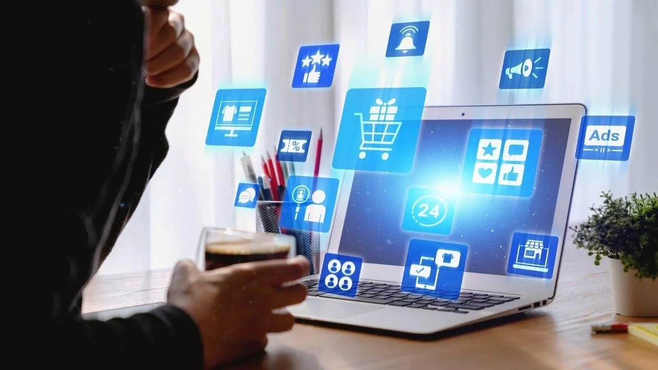 Polacy wydają mniej na zakupy w internecie (fot. Shutterstock)
