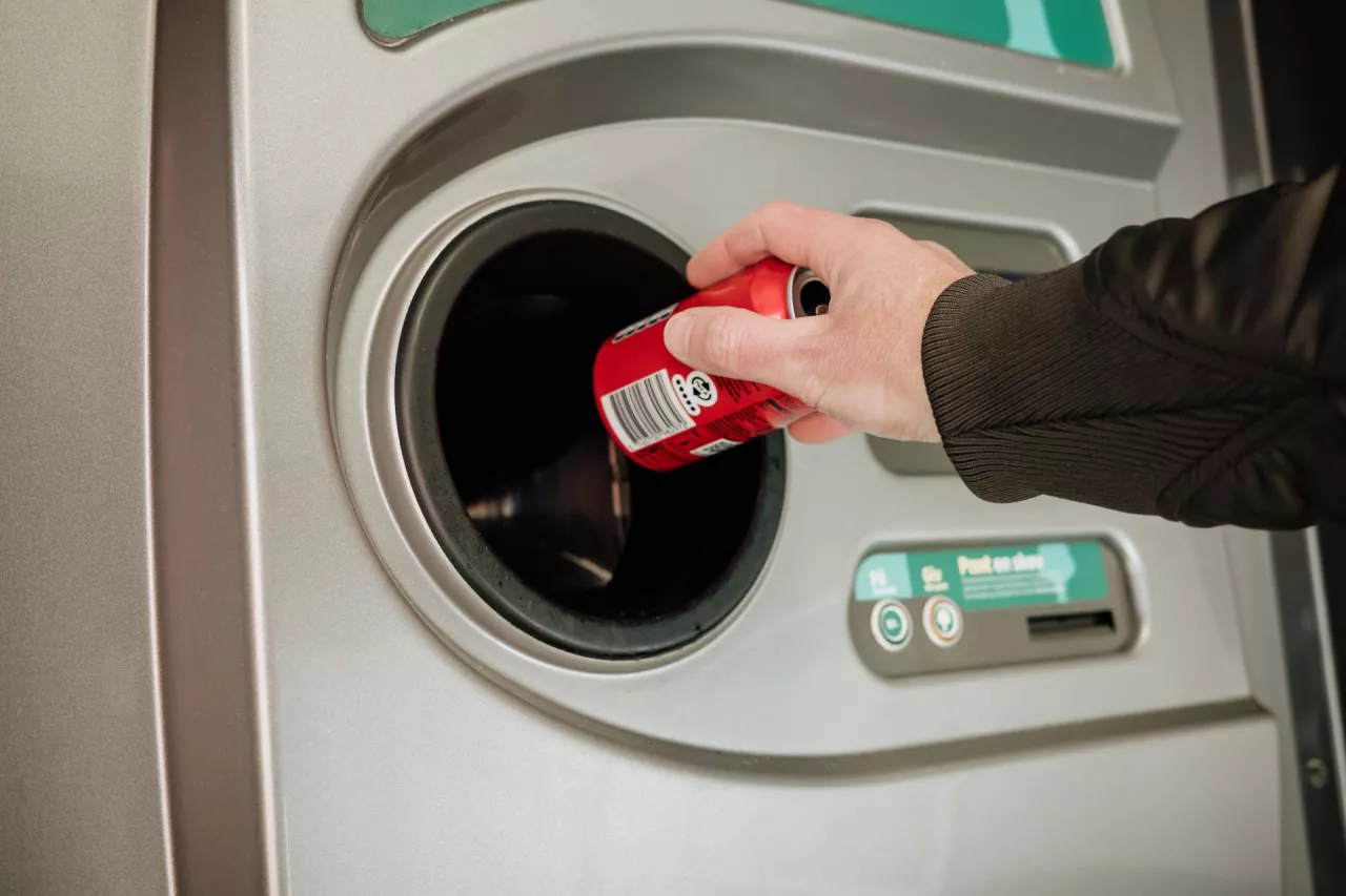 System kaucyjny przyciąga klientów do sklepów. Widać dodatkowy ruch (fot. Shutterstock)
