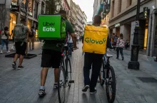 Uber Eats i Glovo teoretycznie ze sobą konkurują, w rzeczywistości właściciele tych platform są ze sobą coraz bardziej powiązani kapitałowo(fot. Shutterstock)
