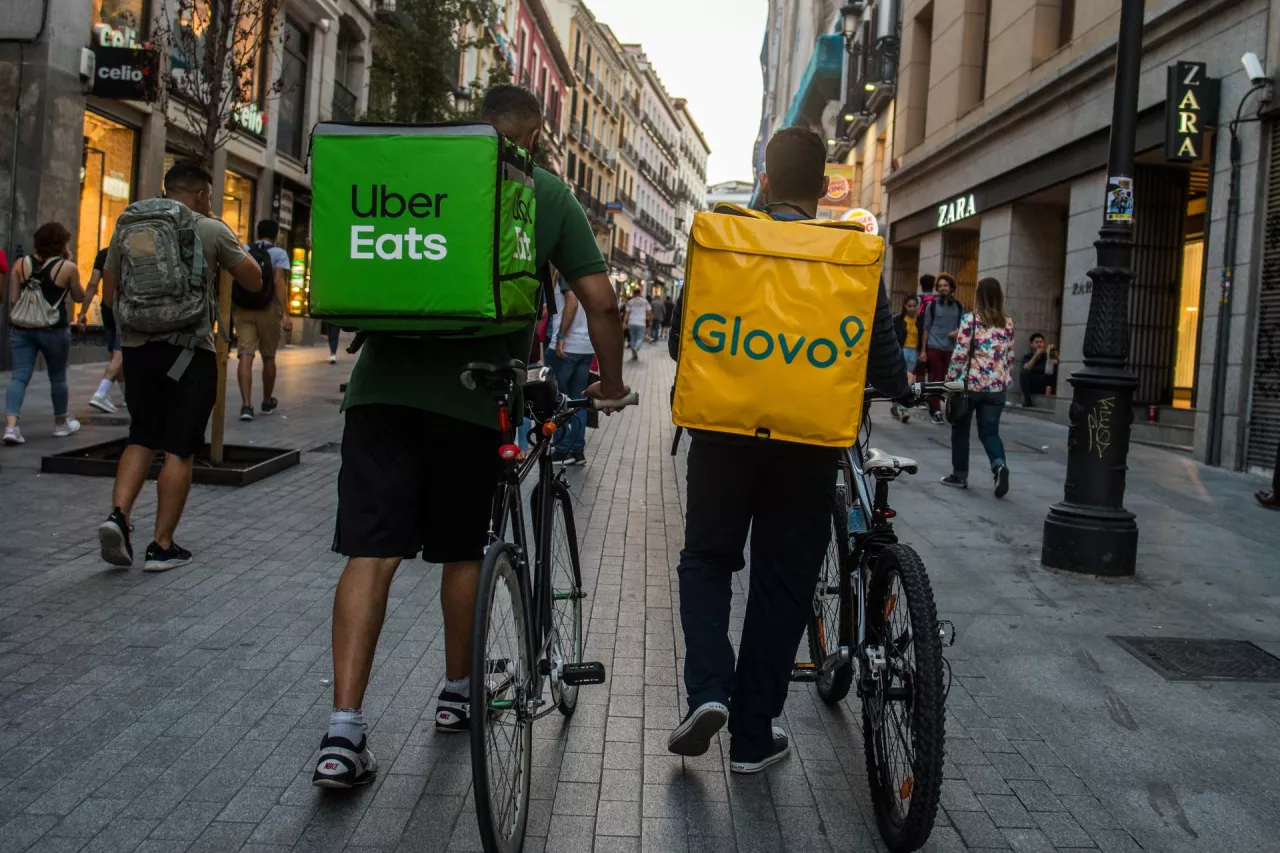 Uber Eats i Glovo teoretycznie ze sobą konkurują, w rzeczywistości właściciele tych platform są ze sobą coraz bardziej powiązani kapitałowo(fot. Shutterstock)