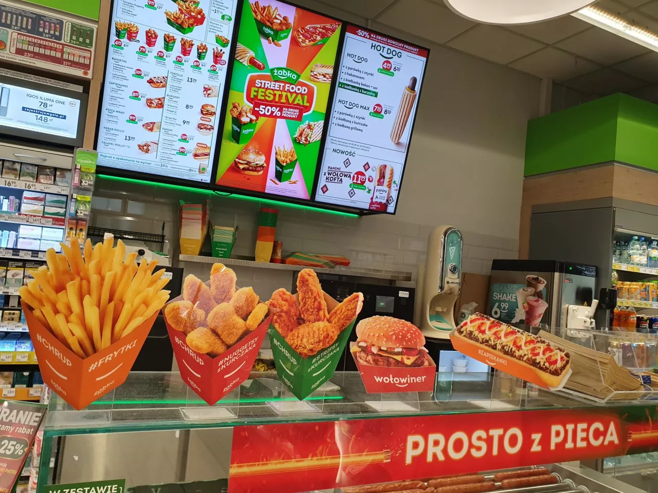 Żabka otworzyła w Warszawie piętrowy sklep, w którym cała górna kondygnacja przeznaczona jest na miejsce do konsumpcji produktów z gastronomicznej oferty placówki (fot. wiadomoscihandlowe.pl/PJ)