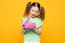 Dzień Dziecka coraz droższy. Polacy nadal kupują prezenty (fot. Shutterstock)