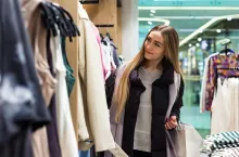 Polacy łączą zakupy w sieci z wizytami w galeriach (fot. Shutterstock)