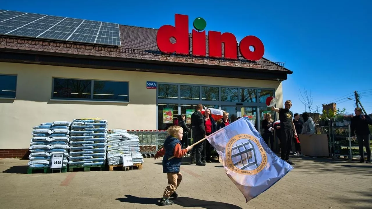 Na zdj. strajk ostrzegawczy w Dino, 25 kwietnia 2026 r. (fot. Pol Badger/Shutterstock)