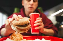 Ogólnopolska kontrola barów fast food wykazała masę nieprawidłowości (fot. Shutterstock)