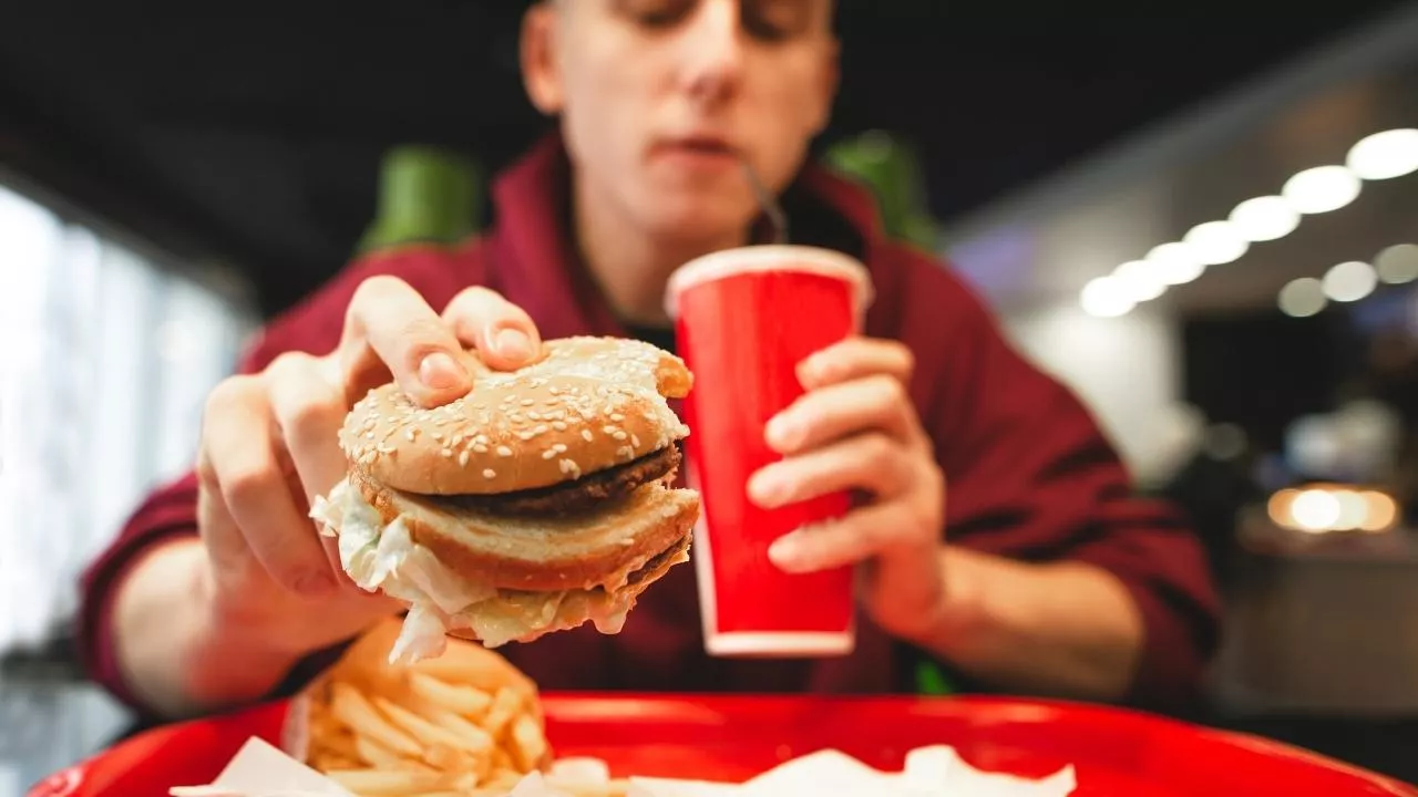 Ogólnopolska kontrola barów fast food wykazała masę nieprawidłowości (fot. Shutterstock)