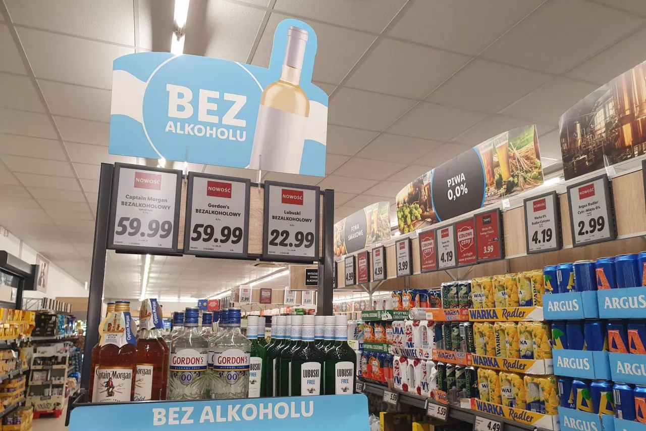 Lidl wprowadził w swoich sklepach strefy z trunkami bezalkoholowymi (fot. wiadomoscihandlowe.pl)