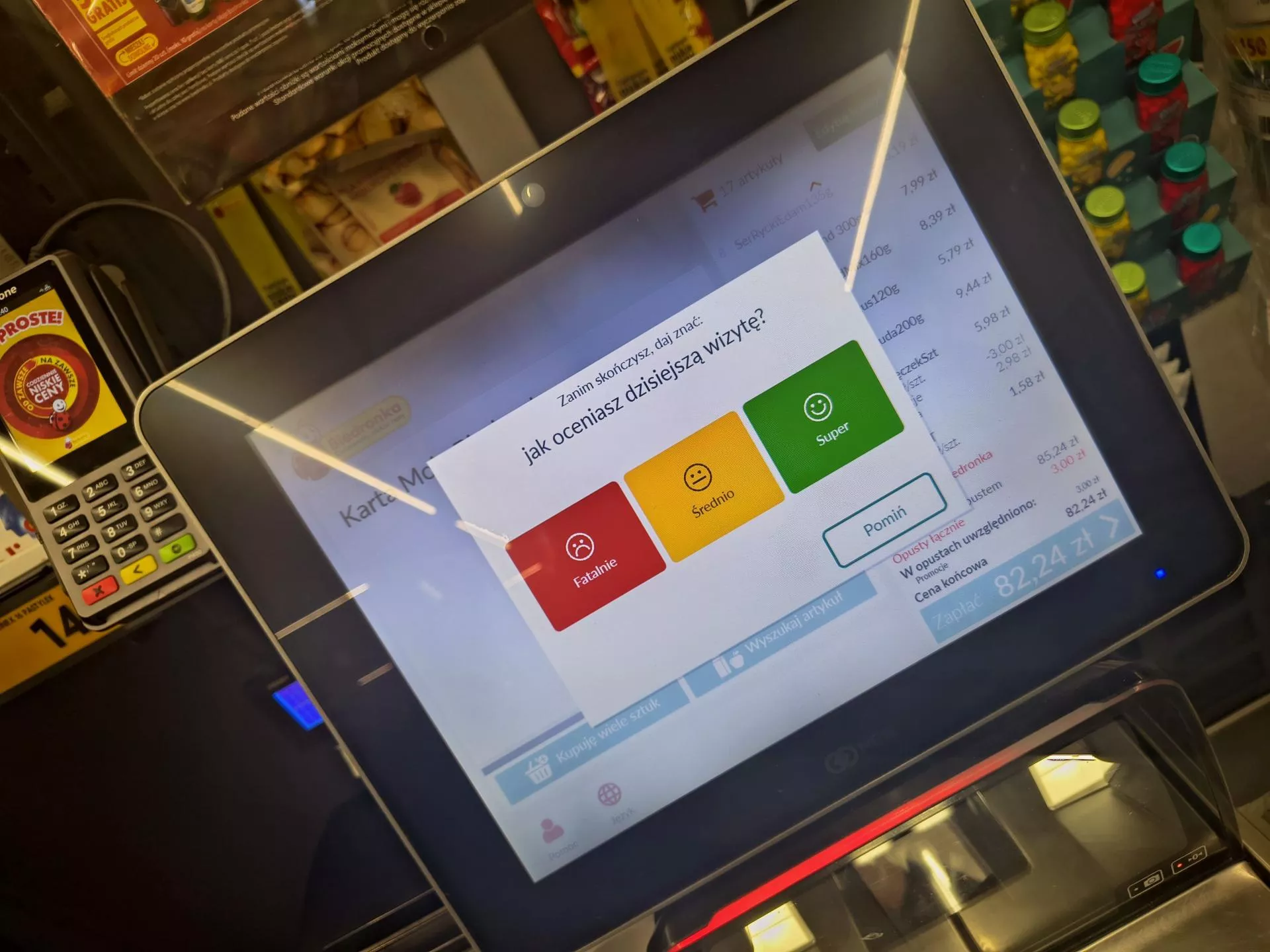 „Buźki” nie uśmiechają się pracownikom Biedronki. Premie w ogniu krytyki