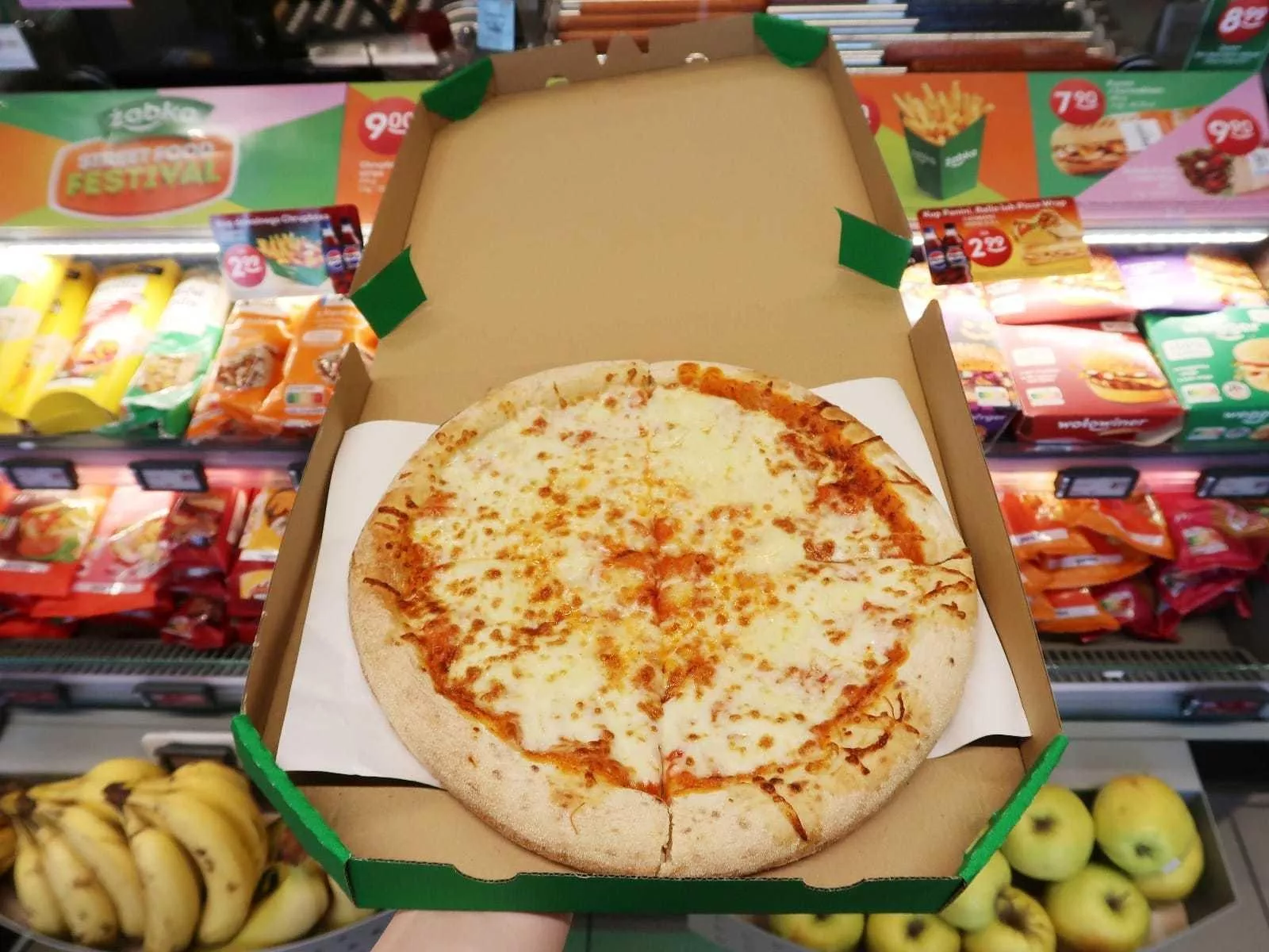 Z pomocą sztucznej inteligencji próbowała wyłudzić zwrot za pizzę