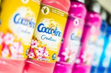 Unilever, właściciel m.in. marki Coccolino, zapowiada podwyżki cen z powodu konfliktu w Iranie (fot. Shutterstock)