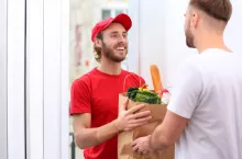 Airbnb zapewnia także usługę zamówienia i dostarczenia jedzenia do wynajętego lokum (fot. Shutterstock)