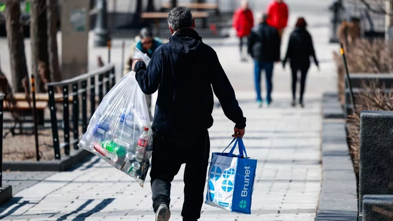 Skarbówka a... system kaucyjny. Urzędnicy ostrzegają przed karami dla "zbieraczy"