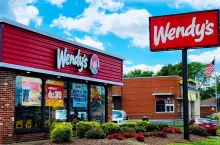 Amerykańska sieć Wendy‘s szykuje się do oficjalnego debiutu w Polsce (fot. Shutterstock)