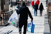 Oddawanie cudzych opakowań w sklepach może zainteresować urzędników skarbowych (fot. Shutterstock)