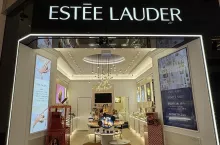 Puig i Estée Lauder kończą rozmowy o fuzji za 40 mld dolarów (fot. Shutterstock)