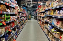 Regały mają do sześciu poziomów półek. Standardowe sklepy Aldi zazwyczaj mają trzy lub cztery poziomy. (fot. Sebastian Rennack)