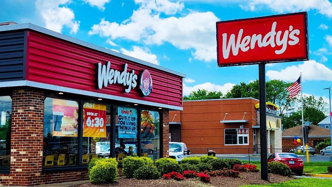 Amerykańska sieć Wendy‘s szykuje się do oficjalnego debiutu w Polsce (fot. Shutterstock)