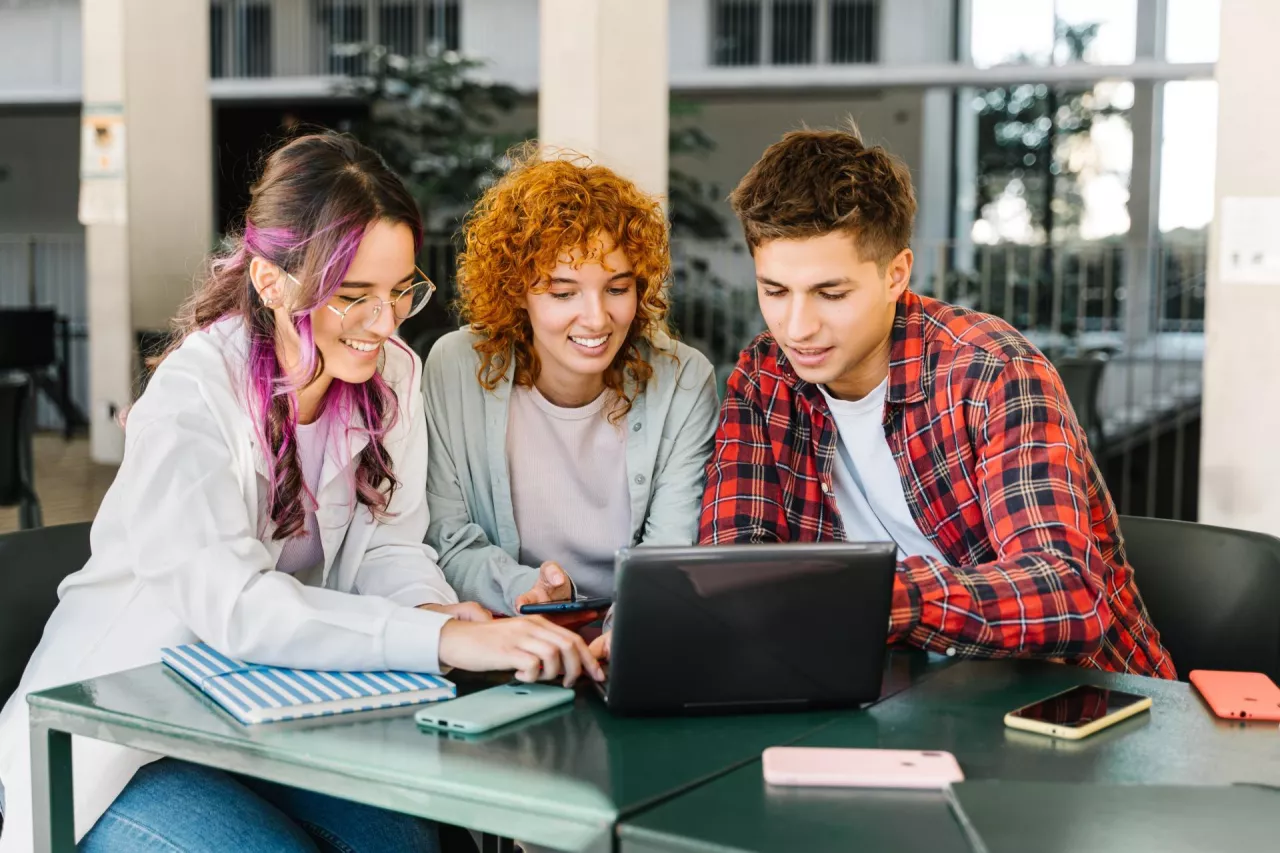 Nawet 70 zł za godzinę. Handel szuka studentów na wakacje (fot. Shutterstock)