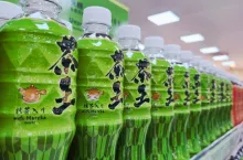 Dzięki promocji przez influencerów oraz obecności w sieciowych kawiarniach matcha wchodzi do mainstreamu (fot. petanicupu/Shutterstock)