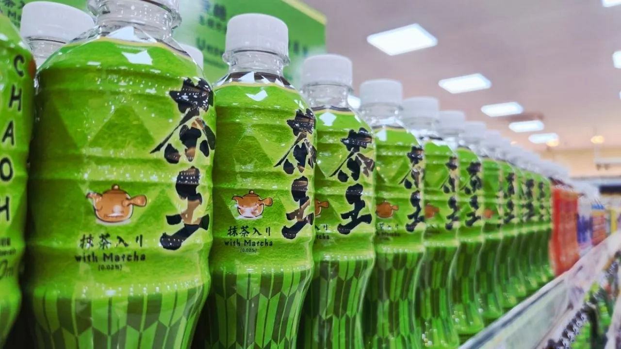 Dzięki promocji przez influencerów oraz obecności w sieciowych kawiarniach matcha wchodzi do mainstreamu (fot. petanicupu/Shutterstock)