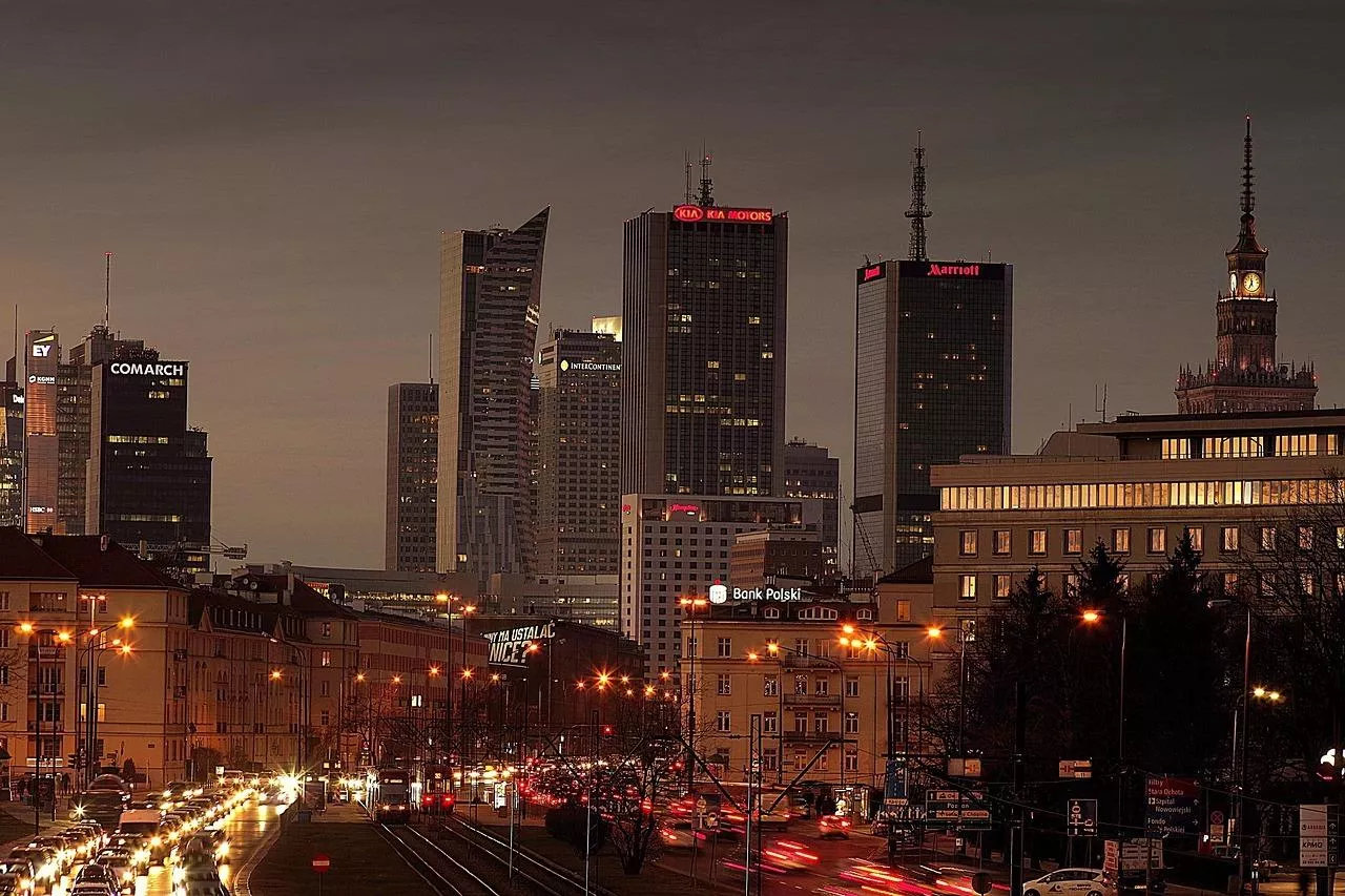 Warszawa nocą (fot. Pixabay)