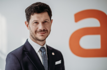 Marcin Kuśmierz formalnie zastąpi Roya Perticucciego na stanowisku prezesa Allegro sp. z o.o. 5 maja 2025 r., a Allegro.eu od zwyczajnego walnego zgromadzenia akcjonariuszy w czerwcu