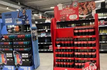 Piłkarskie emocje napędzają sprzedaż. Jak sieć Rewe wykorzystuje Mundial 2026 w sklepach? (fot. Sebastian Rennack)