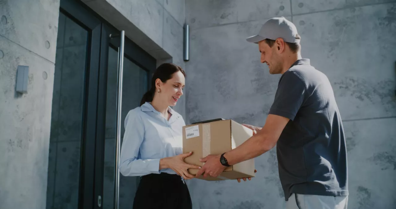 E-commerce zmienia rynek pocztowy. UKE pokazuje nowe dane (fot. Shutterstock)