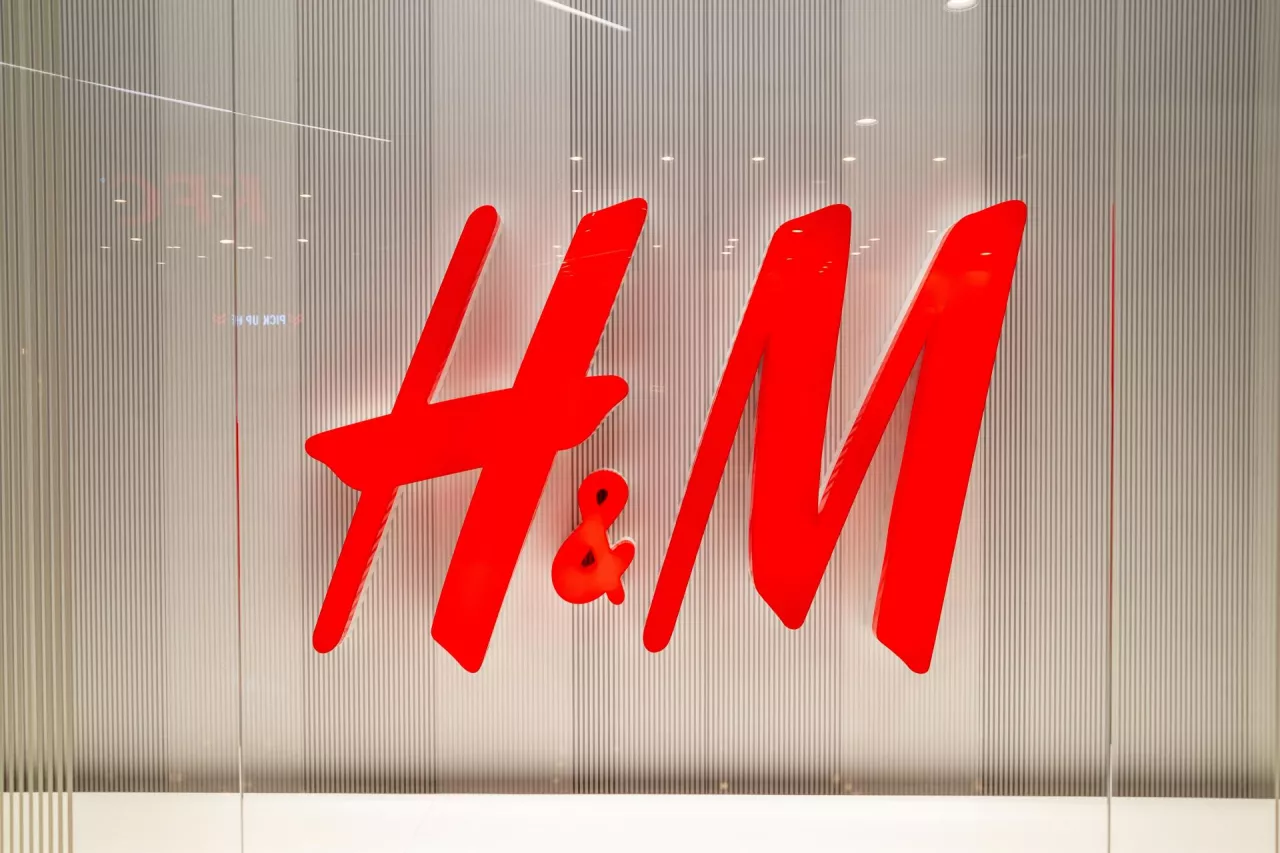 Policja wkroczyła do centrum logistycznego H&amp;M (fot. Shutterstock)